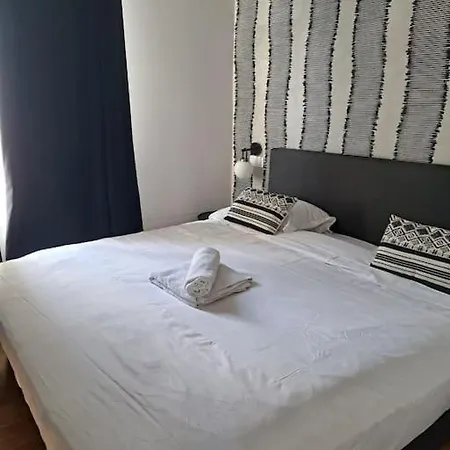 Au Centre De - 4pax Апартаменты *